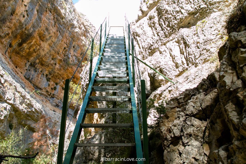 Foto de las escaleras de la ruta sobre el rio blanco a través de las rocas