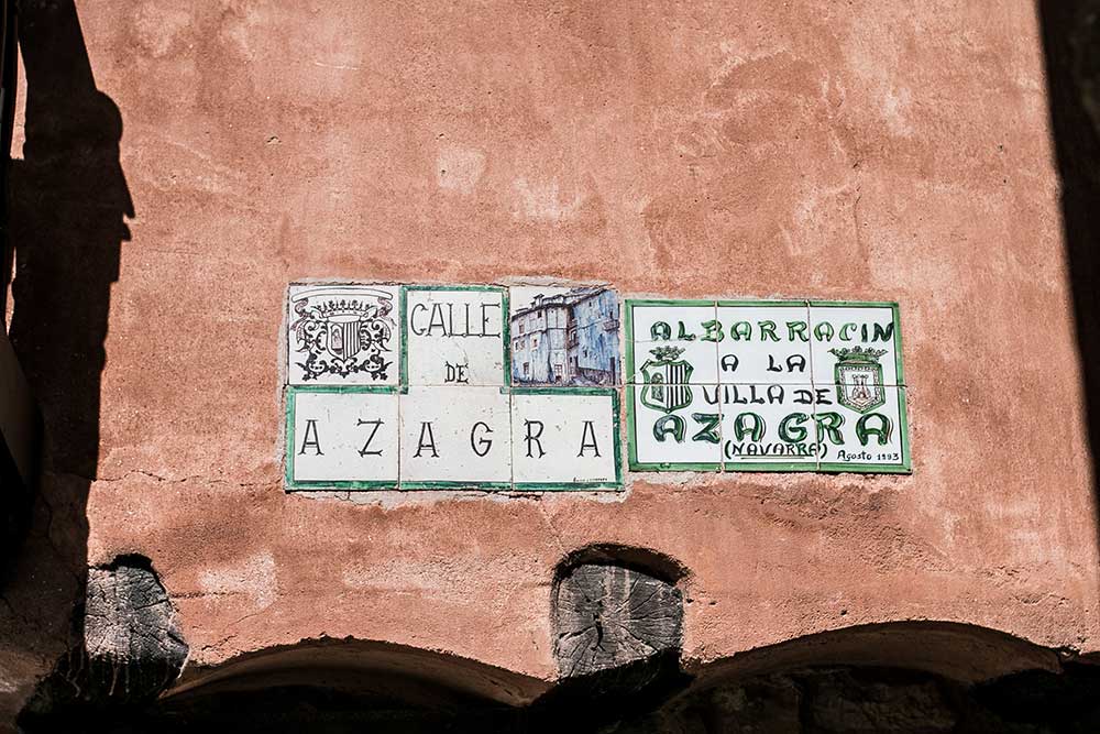Imagen del cartel de la calle Azagra en Albarracin