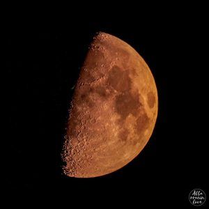 Fotografía de la Luna hecha con un telescopio