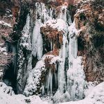 Fotografía de la cascada de calomarde cubierta por el hielo