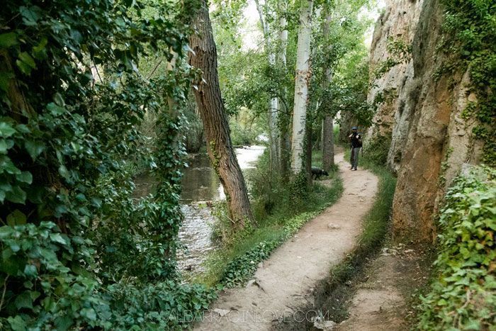Foto del sendero del guadalaviar en albarracin en pararelo al rio